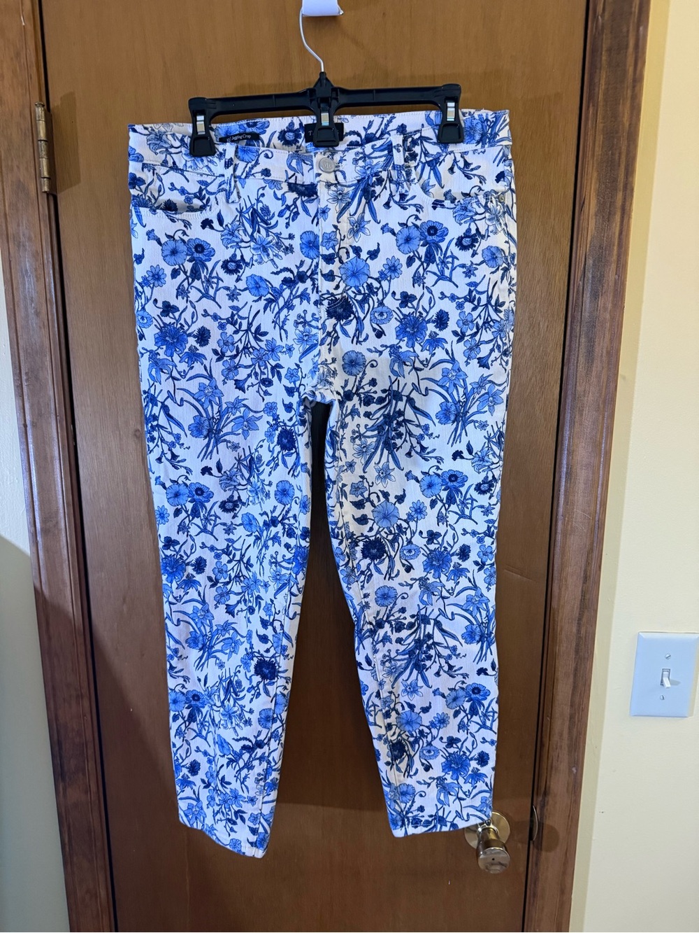 Talbots Blue and White Floral Capris - Picture 3 of 9